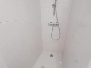 Koupelna v ubytování Chalet avec Cheminée et Animaux Acceptés à Usson-en-Forez - FR-1-496-162 + 5 fotografií