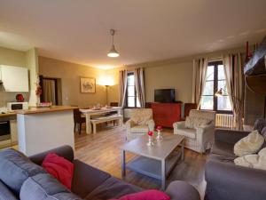 una sala de estar con un sofá y una mesa en Gîte de Charme avec Parc, Tennis et Salle de Jeux près d'un Château à Parigny - FR-1-496-160, en Parigny
