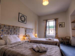 Un dormitorio con dos camas con toallas encima. en Gîte de Charme avec Parc, Tennis et Salle de Jeux près d'un Château à Parigny - FR-1-496-160, en Parigny