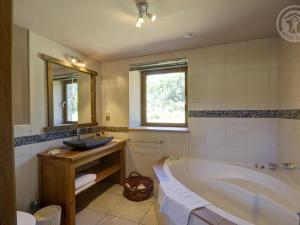 Ένα μπάνιο στο Gîte de charme avec piscine privative, terrasse, jardin, proche rivière - animaux acceptés - FR-1-496-25 +27 φωτογραφίες