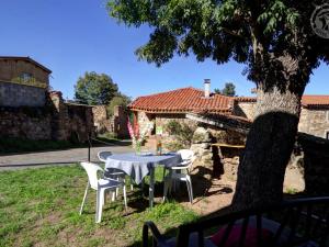 Fotografie z fotogalerie ubytování Charmante maison avec poêle et salon ombragé à Pralong - FR-1-496-261 v destinaci Pralong