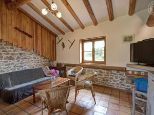 salon z kanapą i stołem w obiekcie Gîte Écologique à 10 min des Pistes avec Wi-Fi et Environnement Calme - FR-1-496-98 w mieście Mermond