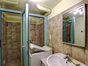 un bagno con lavandino, WC e specchio di Gîte rénové avec cheminée et jardin à 15 km des pistes de ski - FR-1-496-9 a Saint-Bonnet-le-Courreau Altre 28 foto