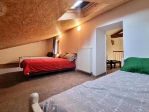 Un pat sau paturi într-o cameră la Gîte Familial avec SPA et Jeux Extérieurs - 5 Chambres, 230m², Village Typique, Animaux Acceptés - FR-1-496-289