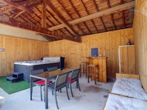 Un televizor și/sau centru de divertisment la Gîte Familial avec SPA et Jeux Extérieurs - 5 Chambres, 230m², Village Typique, Animaux Acceptés - FR-1-496-289