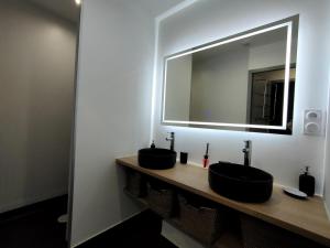 un bagno con due lavandini e un grande specchio di Gîte en pierre rénové avec jardin et WiFi à Chalmazel-Jeansagnière - FR-1-496-253 a Chalmazel Jeansagniere Altre 10 foto