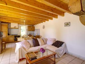 Posezení v ubytování Gîte Charmant avec Jardin Privatif, Cheminée, et Activités Nature Proches, Animaux Acceptés - FR-1-496-66