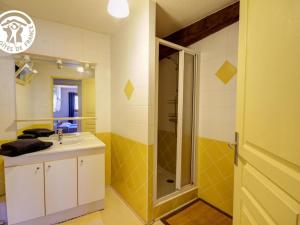 un bagno con lavandino e doccia di Gîtes de charme en pierre, animaux acceptés, jusqu'à 12 pers - FR-1-496-360 a Saint-Didier-sur-Rochefort