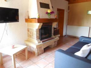TV a/nebo společenská místnost v ubytování Gîte rustique avec cheminée, jardin et wifi - FR-1-496-175