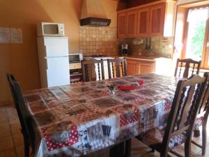 Kuchyň nebo kuchyňský kout v ubytování Gîte rustique avec cheminée, jardin et wifi - FR-1-496-175 + 9 fotografií