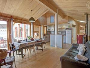 una cucina e un soggiorno con tavolo e sedie di Gîte de charme avec terrasses et plancha - FR-1-496-327 a Verrières-en-Forez