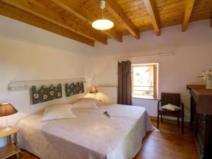 Les SallesにあるGîte spacieux et charmant pour 10 avec jardin et animaux admis - FR-1-496-60の大きな白いベッドと窓のある寝室 +17枚の写真