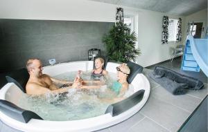 un gruppo di persone seduti in una vasca da bagno di Eight-Bedroom Holiday Home Frederiksværk With A Room Hot Tub 03 a Melby Altre 7 foto