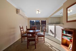 una sala da pranzo con tavolo e sedie di Central Escape - Walk to CBD, Cosy & Convenient a Wagga Wagga Altre 18 foto