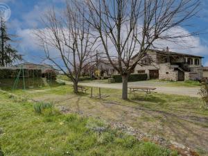 Gîte 65 m² avec cheminée, terrasse et jeux pour enfants - FR-1-496-283 في Saint-Médard-en-Forez: حديقة بها طاولة نزهة وشجرة