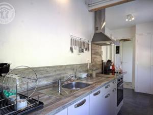 Kuchyň nebo kuchyňský kout v ubytování Gîte chalet autrichien avec cheminée et animaux acceptés - FR-1-496-177 + 28 fotografií