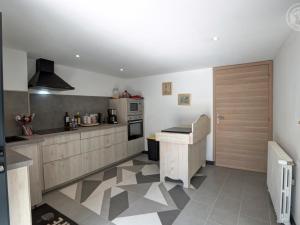 Kuchyň nebo kuchyňský kout v ubytování Gîte de charme pour 13 pers. avec spa et WiFi - FR-1-496-336