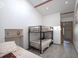 Postel nebo postele na pokoji v ubytování Gîte de charme pour 13 pers. avec spa et WiFi - FR-1-496-336