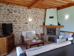 TV a/nebo společenská místnost v ubytování Gîte de Charme en Rhône-Alpes : Terrasse, Cheminée, Jardin, Idéal Famille, Accessible PMR - FR-1-496-93