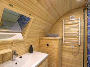 Koupelna v ubytování Séjour Authentique dans un Tonneau Viticole avec Piscine Chauffée et Mini-Ferme - FR-1-496-325 + 15 fotografií