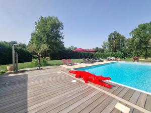 Bazén v ubytování Séjour Authentique dans un Tonneau Viticole avec Piscine Chauffée et Mini-Ferme - FR-1-496-325 nebo v jeho okolí