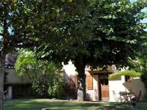 Zahrada ubytování Gîte chaleureux avec cheminée, terrasse et jardin clos - Animaux acceptés - FR-1-496-30