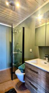 Et badeværelse på Lakeside Cabin By Lake Møkeren