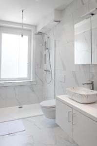 Phòng tắm tại La Veduta - Luxe Apartment with Leie View +28 ảnh