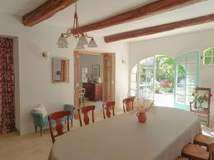 Φωτογραφία από το άλμπουμ του Artist's Villa With Pool Near Aix-En-Provence σε Alleins