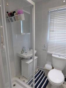 ein weißes Badezimmer mit Toilette und Waschbecken in der Unterkunft ElE G Holiday let's Bridlington in Bridlington