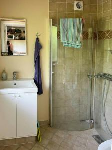 Ένα μπάνιο στο Holiday Home At Vellerup Vig With Cozy Garden