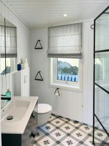 Et badeværelse på Summer Cabin With Sea View In Sandvika