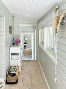 Køkken eller tekøkken på Summer Cabin With Sea View In Sandvika