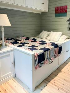 En eller flere senge i et værelse på Summer Cabin With Sea View In Sandvika