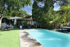 ein Swimmingpool im Hof eines Hauses in der Unterkunft Superb Contemporary Villa Near Montpellier in Castelnau-le-Lez