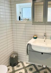 Et badeværelse på Summer Cabin With Sea View In Sandvika + 15 billeder