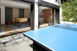 ein Zimmer mit einer Tischtennisplatte in einem Haus in der Unterkunft Superb Contemporary Villa Near Montpellier in Castelnau-le-Lez