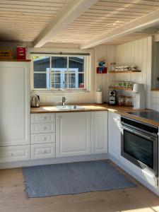 Η κουζίνα ή μικρή κουζίνα στο Casa Vacanze Vicino Alla Spiaggia Con Spa A Bratten