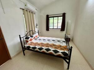 Ένα ή περισσότερα κρεβάτια σε δωμάτιο στο 2BHK - Jzee Homestays - 12 minute walk to the beach