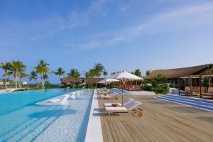 Bazén v ubytování Centara Grand Lagoon Maldives nebo v jeho okolí