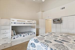 Un dormitorio con una cama y literas. en 7660 Ridgewood Ave, en Cabo Cañaveral