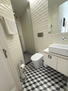 een badkamer met toilet en wastafel bij Great&Cosy São Bento in Porto +16 foto's