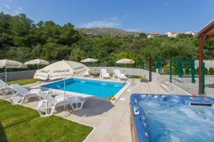 Bazén v ubytování Villa Honey nebo v jeho okolí