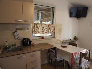 Kuchyň nebo kuchyňský kout v ubytování Sunny Holiday Home + 10 fotografií