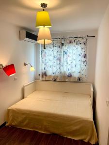 Ένα ή περισσότερα κρεβάτια σε δωμάτιο στο Sunny apartment with side view to the Danube