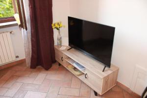 TV a/nebo společenská místnost v ubytování Ponte del duomo