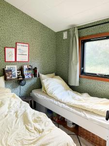 En eller flere senge i et værelse på Authentecity Between Forest And Beach In Odsherred