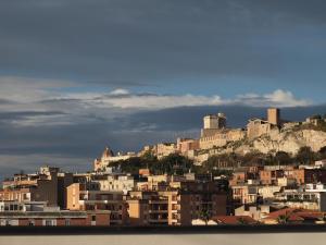 vistas a una ciudad con edificios en una colina en Superpanoramico, en Cagliari
