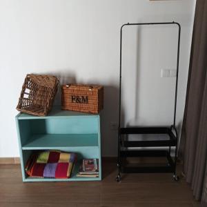 - une étagère avec un miroir et une chaise dans la chambre dans l'établissement El Loft de Dulcinea: en el corazón de El Toboso., à El Toboso