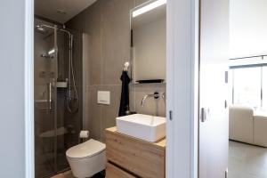 een badkamer met een wastafel, een toilet en een douche bij Ocean Breeze Retreat near Ericeira in Carvoeira +8 foto's